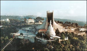 La Vergine domina dallaltissimo piedestallo posto sulla collina di Harissa, nei pressi di Beirut, accanto al nuovo Santuario.